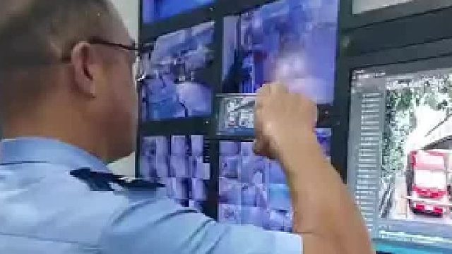 半挂车从货车旁边经过，货车司机竟直接打开车门，事后嘴硬不承认