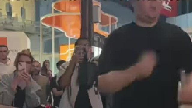 棒子男子在国外疯狂手势挑衅，脚踢豪车