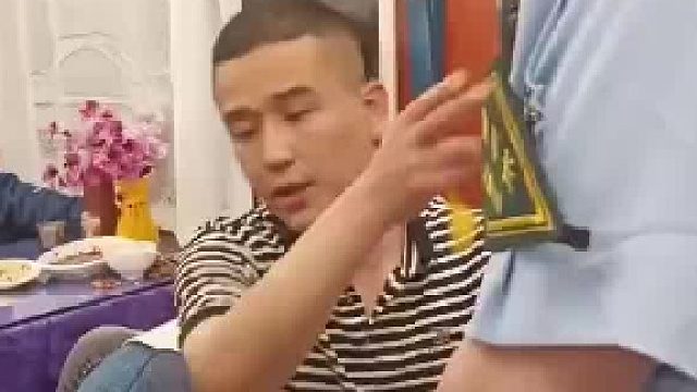 男子心疼无座的旅客躺在地上，男子：他们是不是就该躺在地上