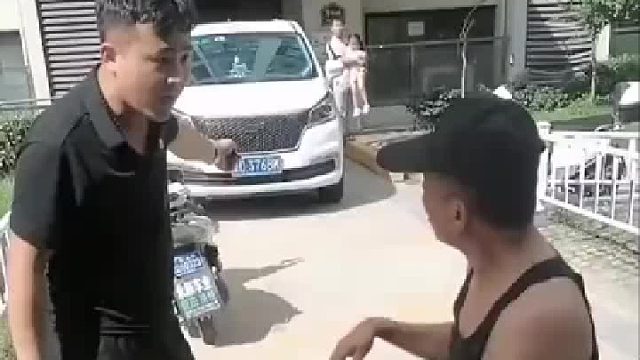 停车不留号致残疾大爷苦等两小时，态度恶略，事件引发网友关注！