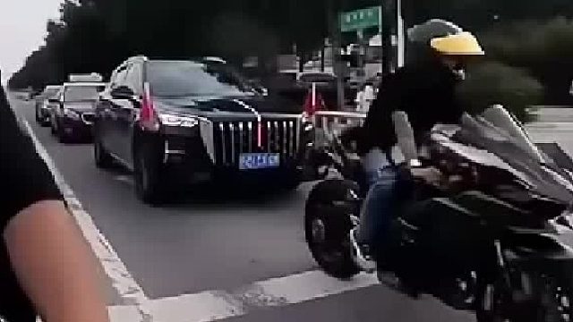 直行加右拐车道摩托车在前面，后面汽车要右拐，摩托车需要让吗？