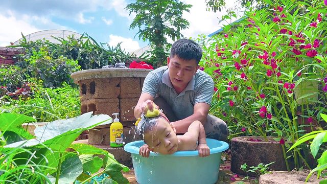 二胎出生3年，爸爸给儿子洗澡，宝宝表现真可爱