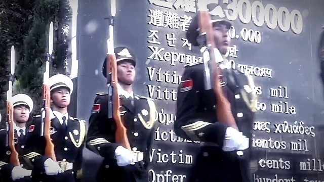 出门着素衣，行车鸣笛，闻警报默哀，铭记历史！