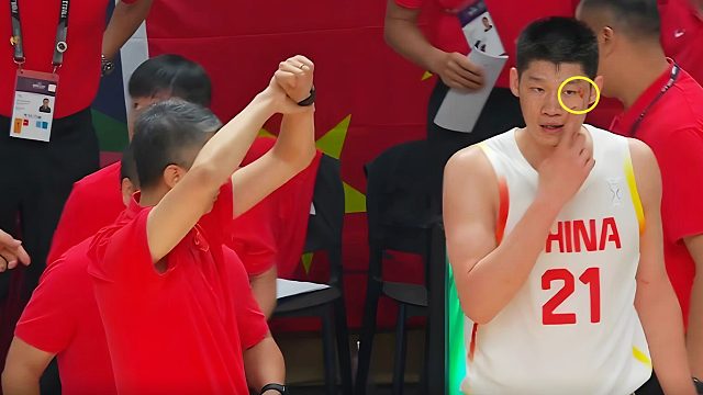 裁判太黑？胡金秋被韩国球员打出血不吹犯规，郭士强愤怒投诉！