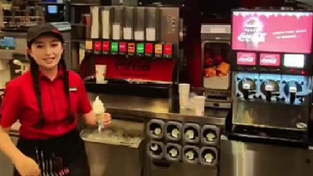 挑战在麦当劳用筷子吃冰淇淋，给服务员整无语了哈哈哈～