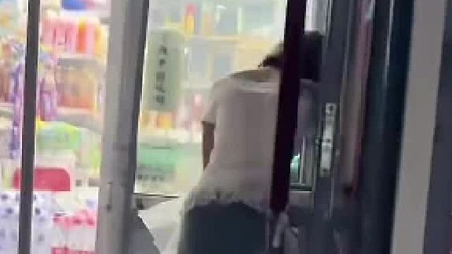 小伙被狗咬发病，美女吓得国粹都说出来了