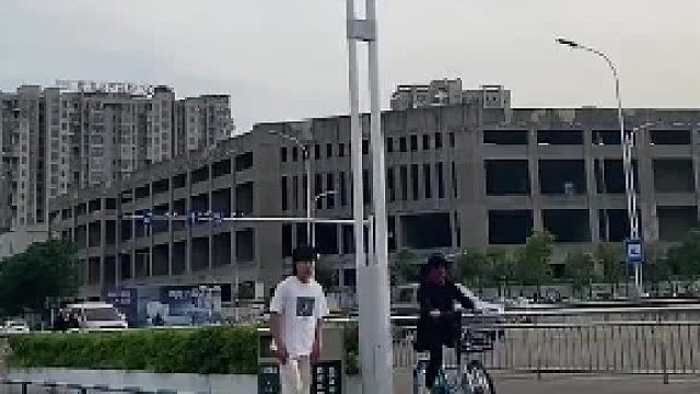 后面的人都看得目不转睛