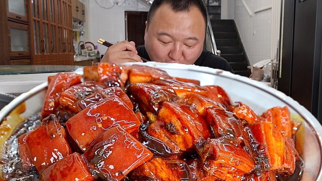 网友想看梅菜扣肉，阿强买了几斤五花肉，做梅菜蒸肉，超过瘾！