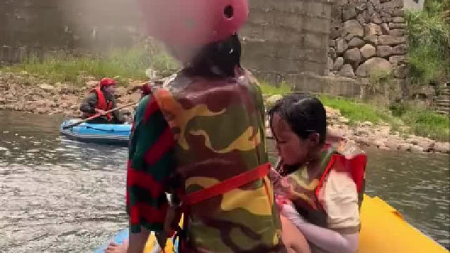 坐她后面水都喝饱了