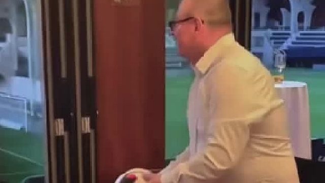 国外大佬靠足球拿下千万合同