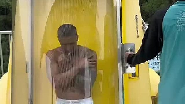 弥补了人类无法亲身进入马桶被冲走的遗憾