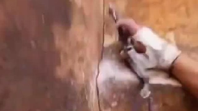 男子攀岩时遇到惊险一幕，手中的机械塞差点掉落，网友：要是掉了