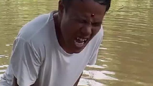 水中痛哭，仿佛被大海拥抱