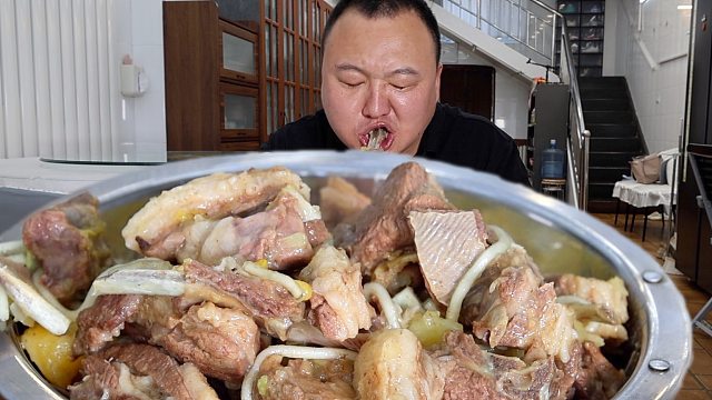 岳父送来点羊肉，阿强做内蒙农家炖羊肉，有点小翻车凑乎一顿吧