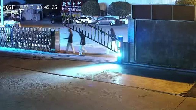 精神小妹真能折腾，凌晨4点还在外面瞎逛……