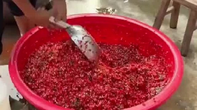 妈妈正在腌制辣椒 男子看到旁边的酒瓶后不淡定了！