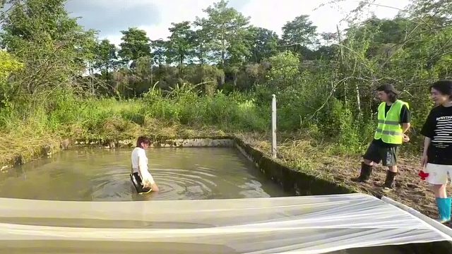 水池捞蛋太难啦！水大又深又臭，鸡蛋还小，太难找！