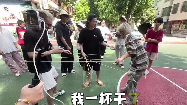 游戏突发意外！小马云被棍击飞，现场状况令人揪心