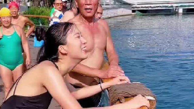 美丽的亮马河吸引韩国游客打卡跳水