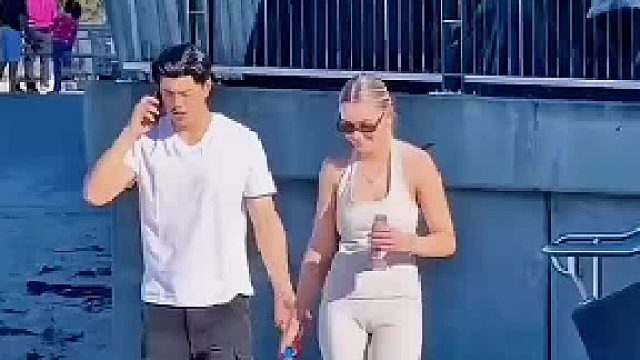 为什么外国的女人动不动就洒水什么之类的？