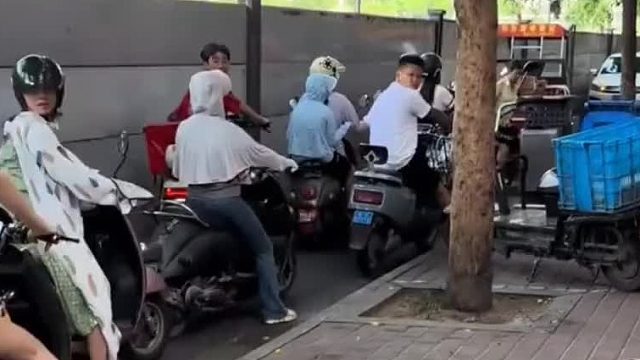 小路上因为汽车逆行，堵了后面所有的电动车，幸亏有放斜坡的大姐