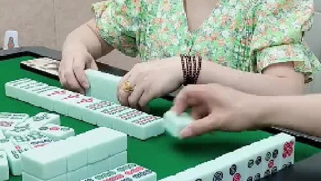 哦吼！列小姐姐有点气。打给她胡了。还要造皮个人呢