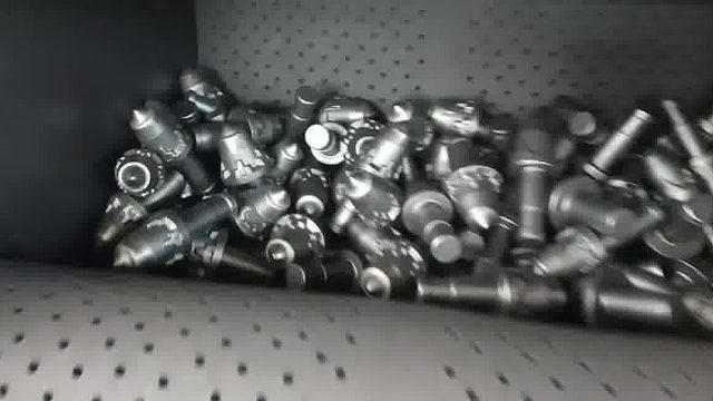 截齿钻头表面处理履带式抛丸机效果好，表面强化，提高抗疲劳性能