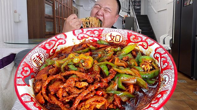 半斤肉丝做的辣椒肉丝拌面，辣爽过瘾，大口狂吸面超满足。