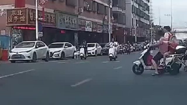 女子有责任吗？等警察来判吧