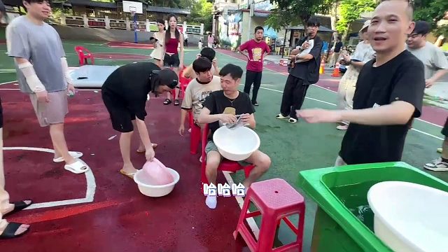 游戏最后阶段太疯狂！接水情况混乱，有人喊要赢啦！