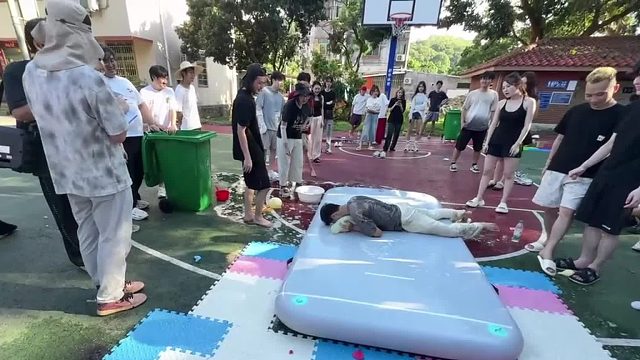 超刺激计时赛即将开场！不用手爆气球，谁能最快完成？