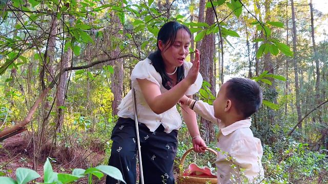媳妇带孩子去深山捡菌，老公急忙去山里寻找，结果让人意外！