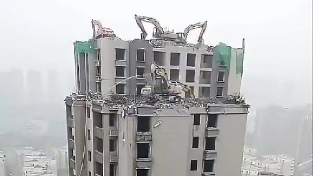 盖楼之前，就有挖掘机了，？