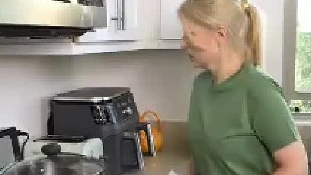 爸爸取下锅盖直接放一边，女儿见状演示正确的摆放方式