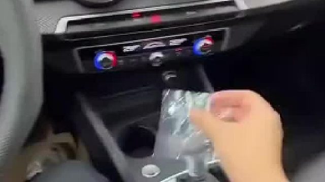 车辆方向盘打满只需一圈男子表示这就是贵的原因！