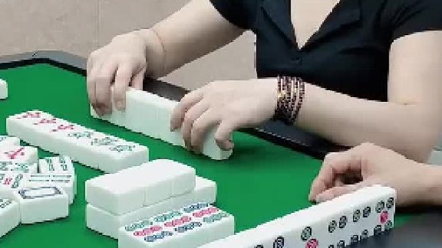 哦豁！这牌失误了。被小姐姐造皮一顿