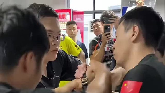 我靠，突然飞肘后拉啊，我靠，违背体育精神啊