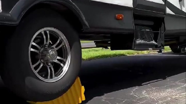 国外人发明的新型换胎装置