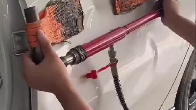 还可以这样修复汽车门板上的凹陷啊。