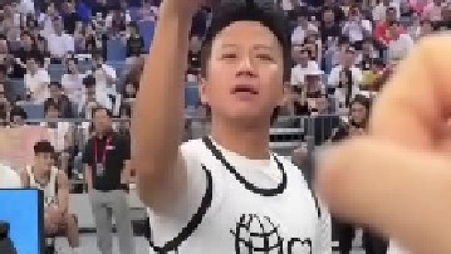 招牌动作被模仿！邓超搞笑招作致敬吴艳妮！