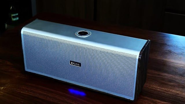 灯光越暗，声音里的伪装越清楚，全景声把从容照得快要透明