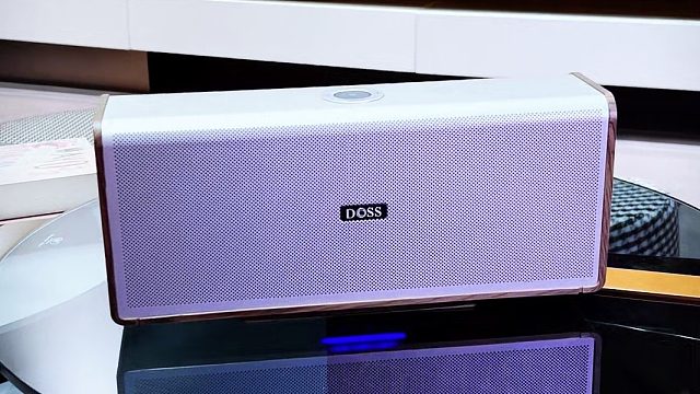 全景声裹着旋律漫开，伪装的从容在歌词缝里轻轻抖