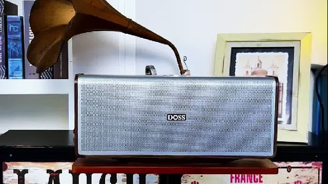 午夜全景声音响里的旋律，藏不住的心跳在偷偷响