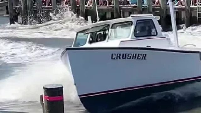 美国牛人“倒船入库”！非常有准头。