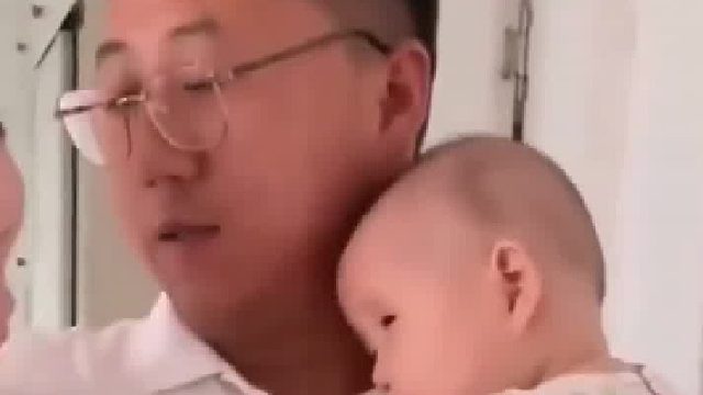 双生姊妹性情迥异，受训后神色哀戚，姐斥：矫情者闪开！