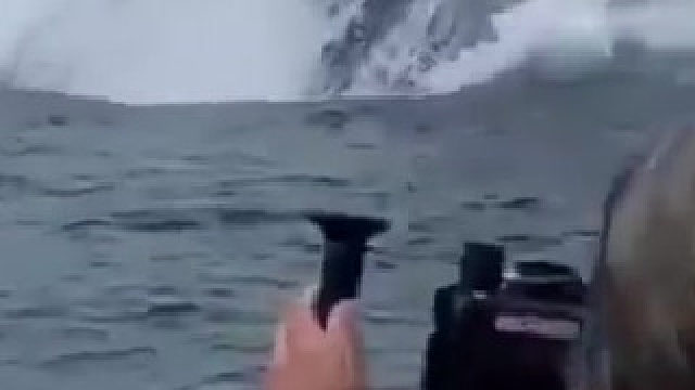 鲸鱼跃出海面时惊人的一跳，太壮观了！