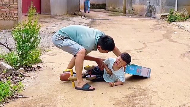 小伙3年不见侄子，假装陌生人问路，看4岁侄子能否认出大爹