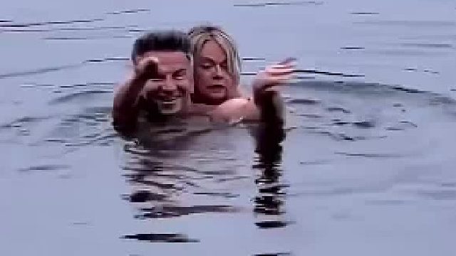 父母决定像小时候一样游泳