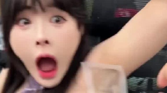 你好美女，这里禁止带变色龙