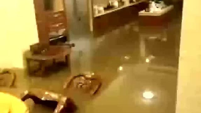 女房东不退押金，租客打开水龙头一走了之，租客：押金我不要了！